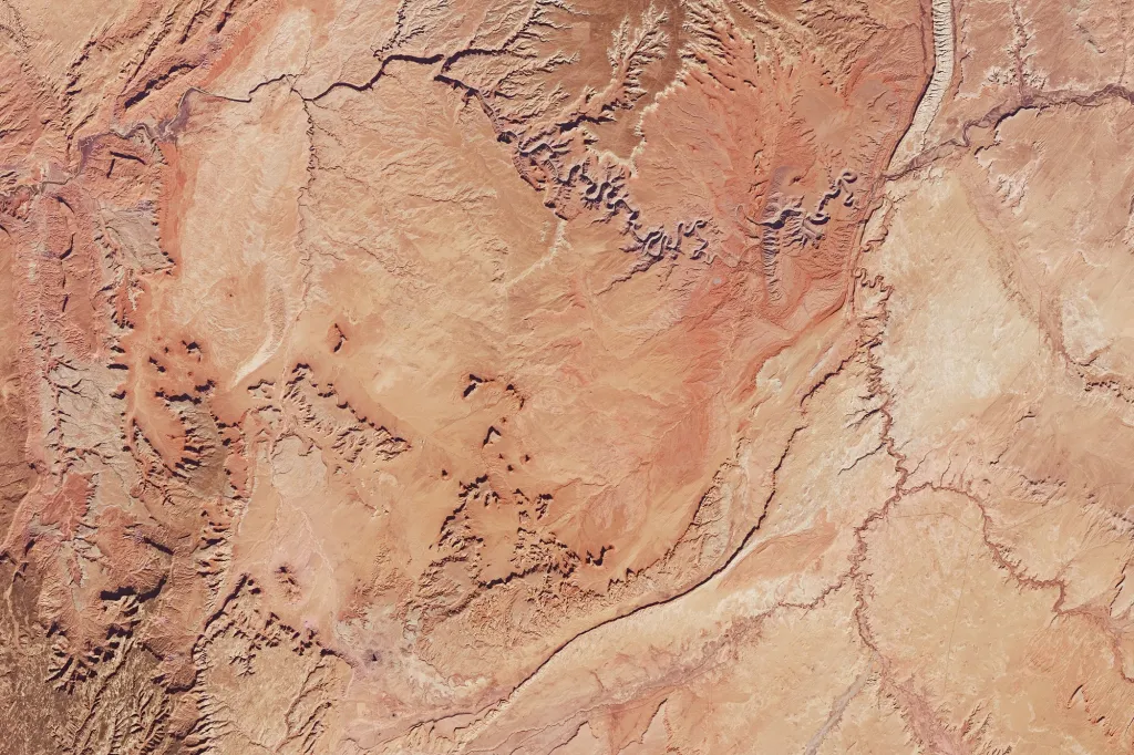 Pravděpodobně jedno z nejvíce fotografovaných míst na Zemi, Monument Valley je symbolem amerického západu. Údolí se tvarovalo v období permu, tedy před 298 miliony let a kdysi se jednalo o část mořského dna.