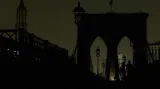 New York, Brooklynský most, v noci na 15. srpna 2003 během blackoutu, který postihl na severovýchodním pobřeží 55 milionů lidí.