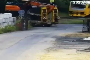 Když do bagru narazil vlak, světla na přejezdu zřejmě nesvítila, ukazuje video nehody s 21 zraněnými