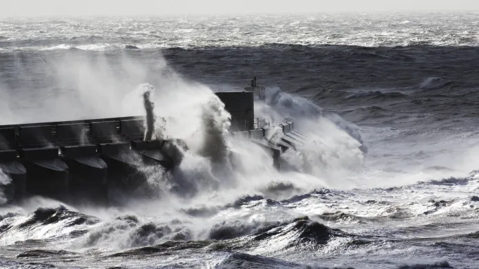 Bouře Katie na britském pobřeží