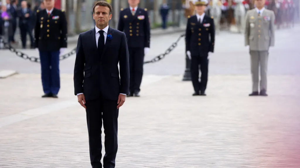 Francouzský prezident Emmanuel Macron před Hrobem neznámého vojína v Paříži