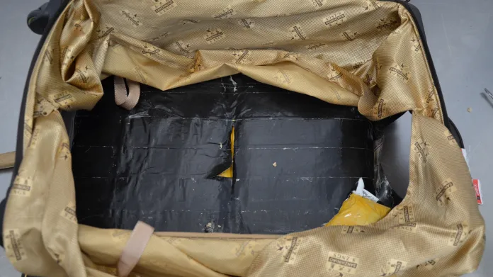 Celníci nalezli v kufru cizince 9 kilogramů heroinu