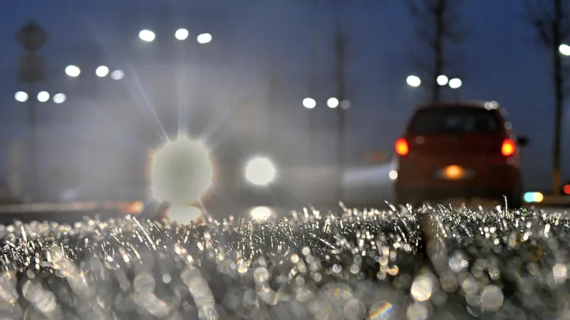 Ledovka při okrajích cest