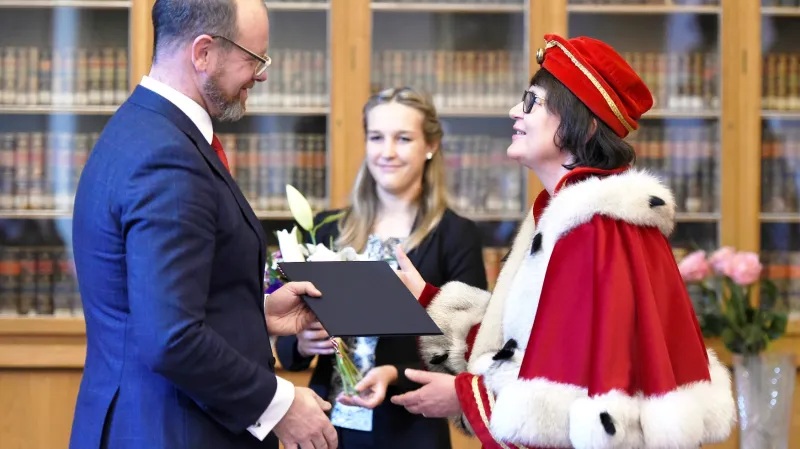 Ministr školství v demisi Robert Plaga předává jmenovací dekret rektorce Vysoké školy ekonomické v Praze Haně Machkové