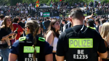 Policisté hlídají, zatímco se lidé účastní prvomájové demonstrace „Free Goerli – Rave against the Zaun“ v berlínském Goerlitzer Parku