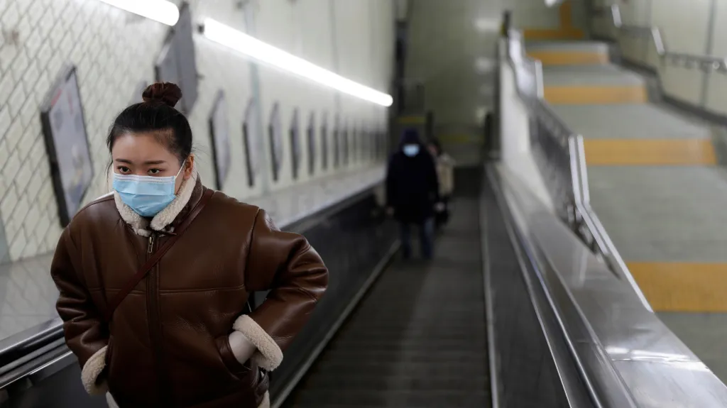 Lidé s ochrannými maskami v pekingském metru