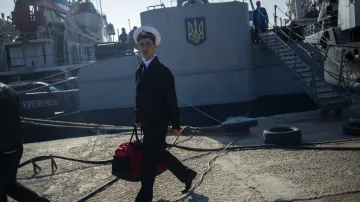 Ukrajinský námořník odchází z obsazené korvety Chmelnickyj