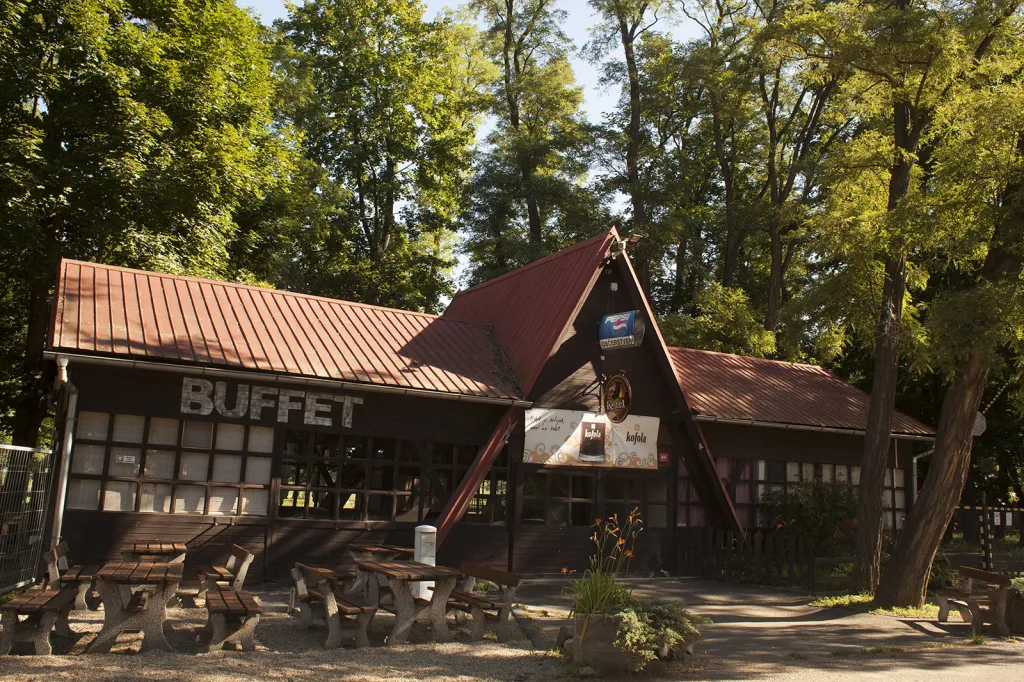 Na západní straně zámeckého parku naleznou milovníci prvorepublikové kempové architektury autokemping Obora.