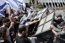 „Izrael není diktatura, Izrael není Maďarsko,“ skandují odpůrci reforem. Policie tvrdě zasáhla