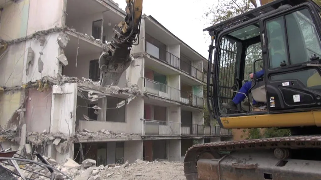Demolice paneláku v Obrnicích