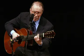 Zemřel brazilský hudebník Gilberto. Jednoho z otců bossa novy proslavila Dívka z Ipanemy