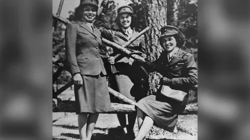 Tři ženy v záloze námořní pěchoty (1943)