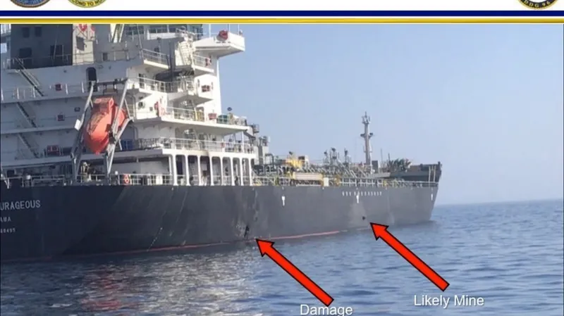 Snímek zveřejněný USA, na kterém je vyznačené poškození tankeru a objekt, kterým má být připevněná mina