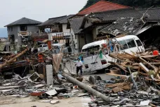 Sesuvy půdy, poničené domy a desítky obětí. Prudké deště dál pustoší Japonsko
