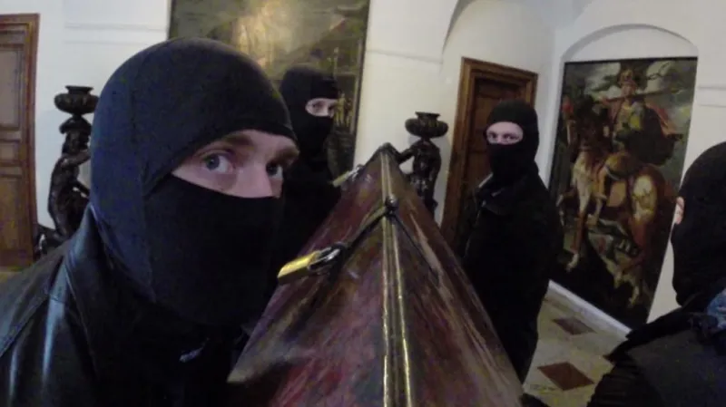 Policejní URNA při transportu schránky