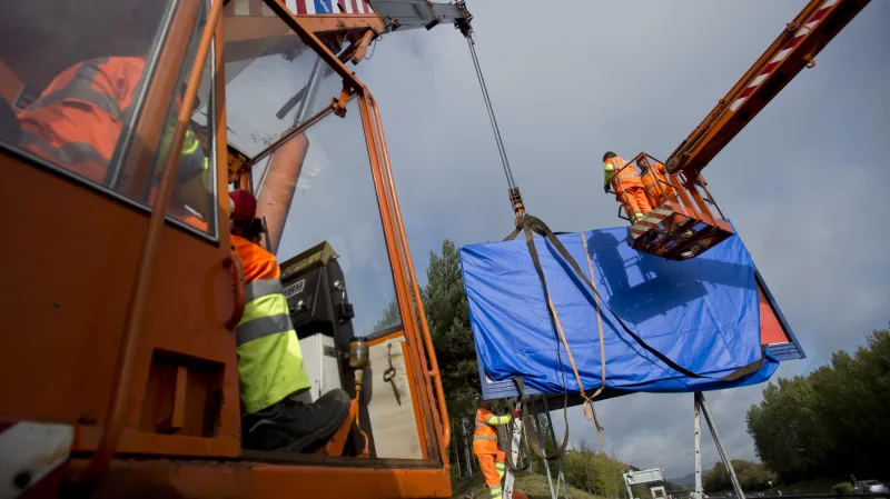 Odstraňování billboardu na dálnici D1 u Humpolce
