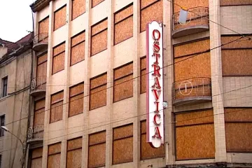 Z ostravské rušné křižovatky zmizel petiční stánek