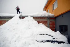 Laviny v Alpách už mají několik obětí, sněžit tam má minimálně do poloviny příštího týdne