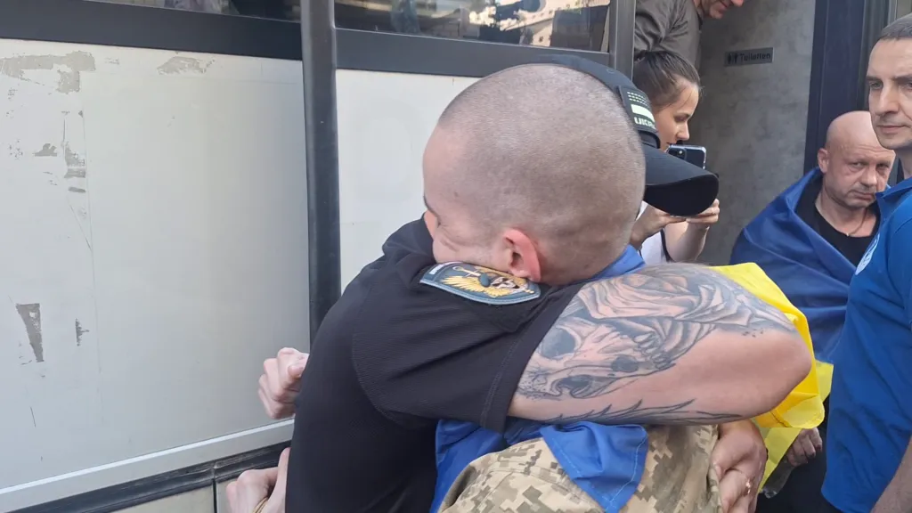 Příjezd ukrajinských válečných zajatců v rámci výměny s Ruskem