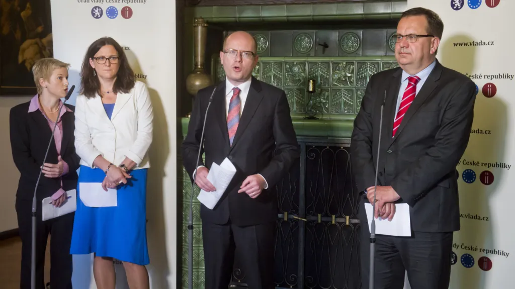 Zprava ministr průmyslu a obchodu Jan Mládek, premiér Bohuslav Sobotka a evropská komisařka Cecilie Malmströmová