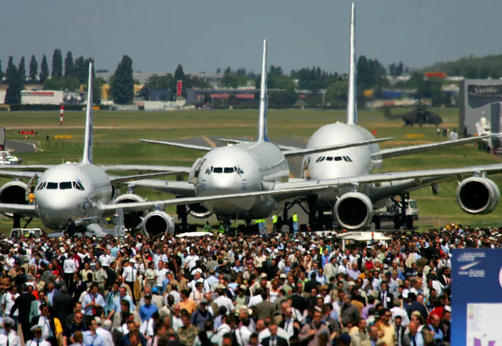 Na pařížské air show se v roce 2005 objevily hned tři Airbusy: zleva A318, A340 a A380