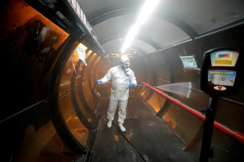 Jako výjev ze sci-fi filmu působí fotografie muže v plastovém tunelu. Jde však o opatření spojené s přenosem koronaviru. Pracovník tímto způsobem dezinfikuje autobusovou stanici