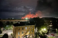 Ukrajinské drony poničily ruská letadla v Pskově a továrnu v Brjansku. Ruský nálet zabíjel v Kyjevě