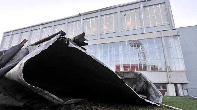 V Jihlavě strhl vítr polovinu plechové střechy z plaveckého bazénu