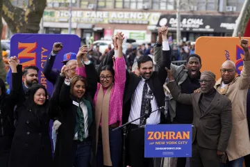 V USA začaly místní volby. V New Yorku má šanci socialista Mamdani