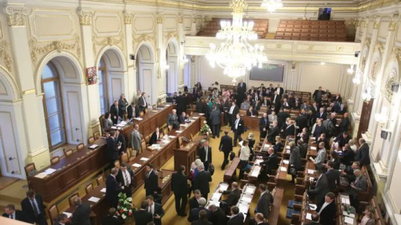 Opozice neuspěla, kvůli amnestii vládu nesvrhla