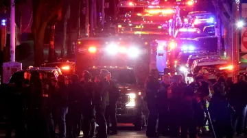 Záchranáři a policisté na Waterman Street u Brownovy univerzity v Providence