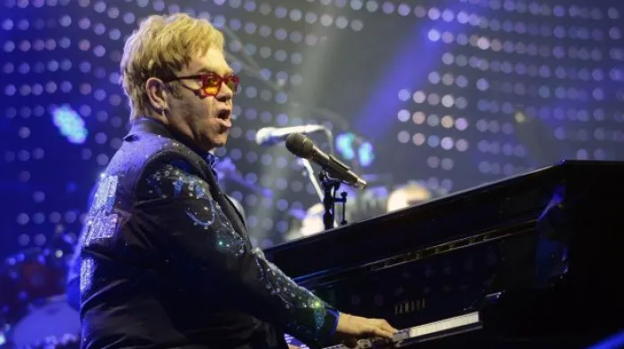 Elton John zahrál v Praze