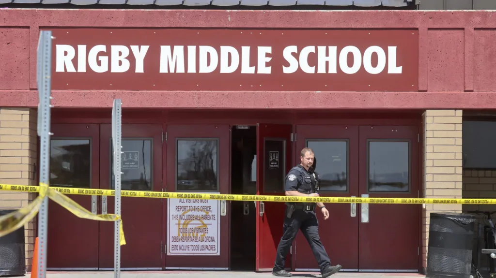 Policista vychází ze školy, kde ke střelbě došlo