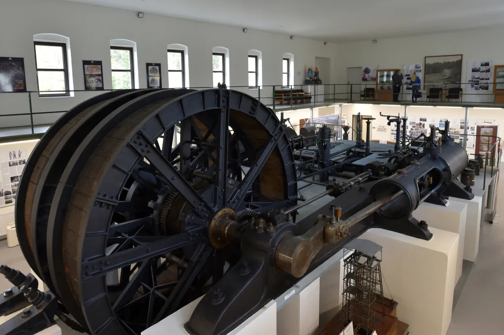 „Máme otevřený celý areál, je otevřena hlavní budova s parním strojem a dalšími zajímavostmi. Je otevřený i celý horní areál, kde je těžní věž, model středověkého dolu, trafostanice i venkovní exponáty. Zatím ale nefunguje důlní vláček,“ řekl Rund