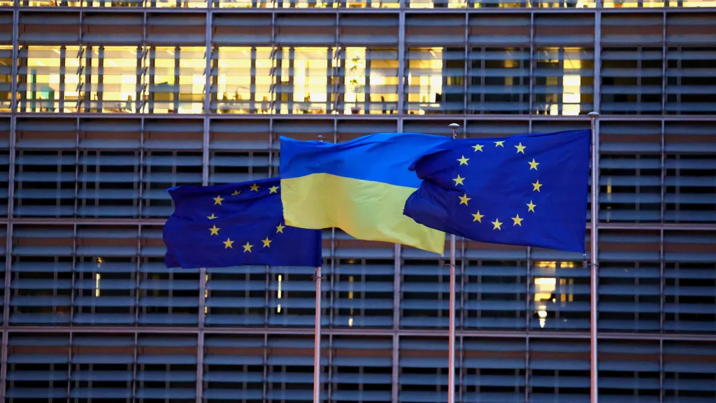 Vlajky Evropské unie a Ukrajiny před sídlem Evropské komise