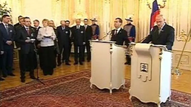 Brífink Dmitrije Medvěděva a Ivana Gašparoviče