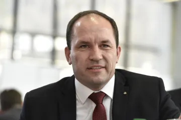 Nový předseda lidovců je otec tří dětí a gymnaziální učitel. Chce podporovat pracující rodiče