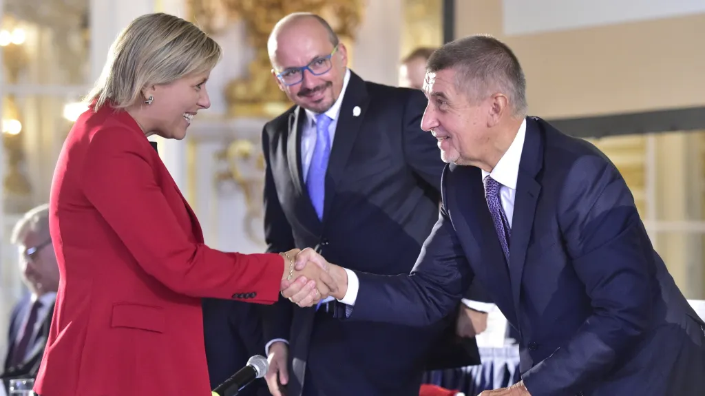 Premiér Andrej Babiš se zdraví s hejtmankou Janou Mračkovou Vildumetzovou na sněmu Svazu měst a obcí ČR