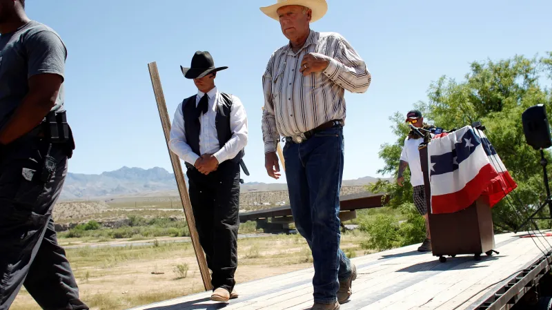 Cliven Bundy (uprostřed)