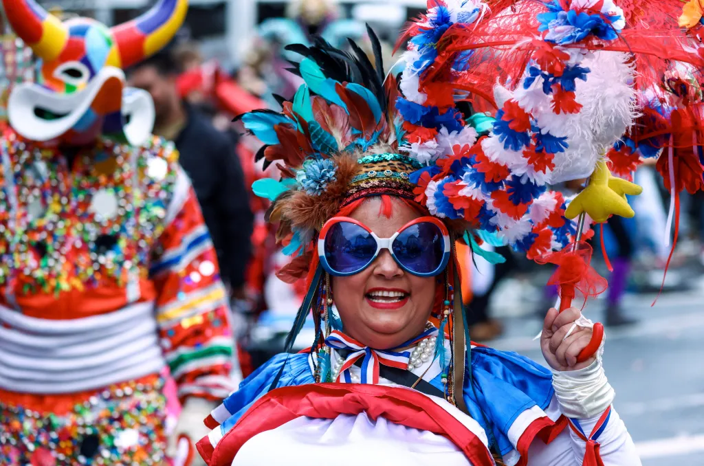 Účastníci karnevalového průvodu v Kolíně nad Rýnem si užívali bujarého veselí