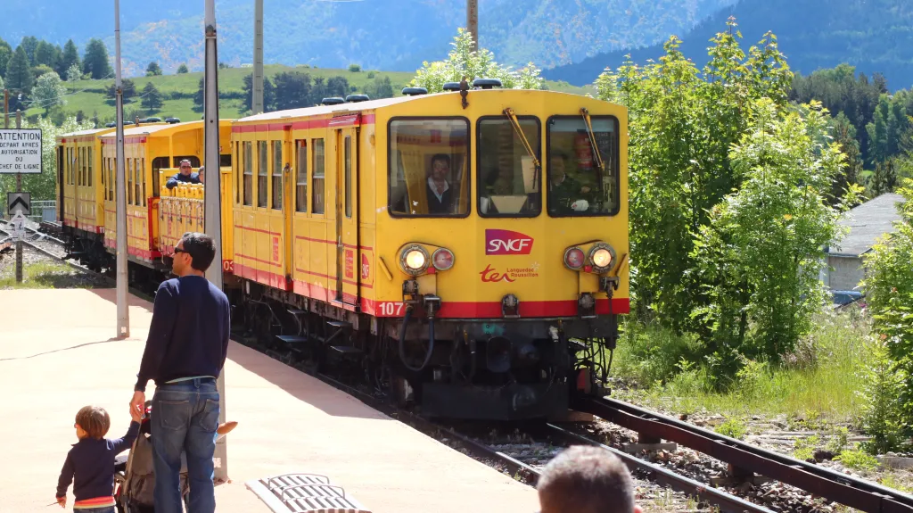 Kanárkový vlak na úpatí Pyrenejí