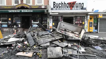 Škody na ulici po demonstraci v Hamburku