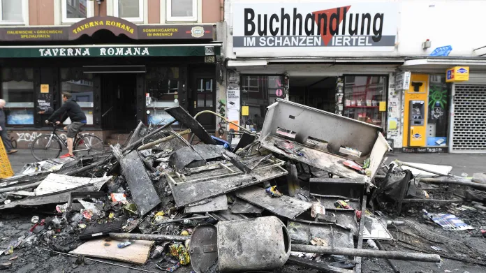 Škody na ulici po demonstraci v Hamburku