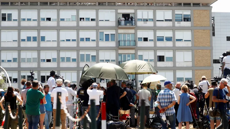 František přednesl nedělní modlitbu Angelus z balkonu nemocnice Gemelli