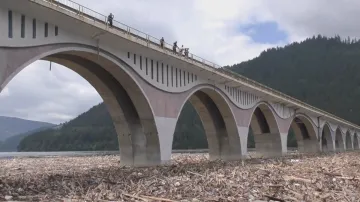 Silné deště zanesly rumunské jezero tisíci kubíků dřeva