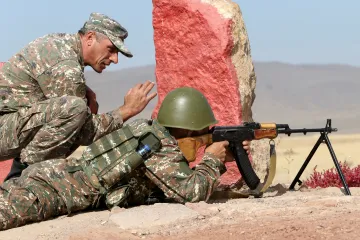 Ázerbájdžán a Arménie se po prudkých bojích na hranici dohodly na příměří, uvádějí média