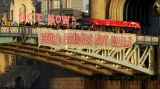 Demonstranti na londýnském Tower Bridge s nápisem: „Stavěj mosty, ne zdi“