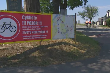 Životu nebezpečno. Na objížďce Nových Mlýnů kličkují cyklisté mezi kamiony 
