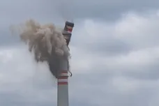 Dvě stě metrů vysoký komín elektrárny Prunéřov I. šel po šestapadesáti letech k zemi