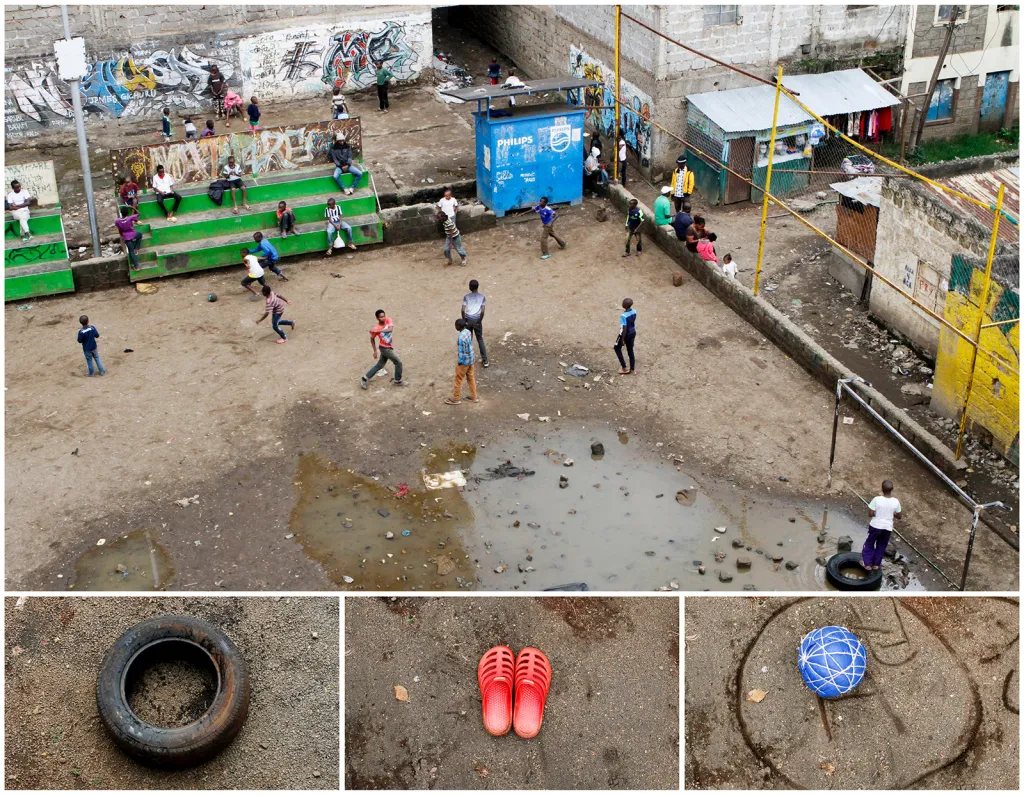 Fotbal na hliněném hřišti ve slumu Mathare v keňském Nairobi